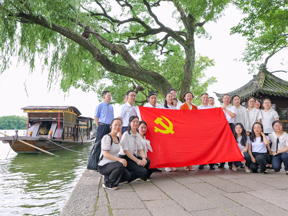 党员干部代表赴嘉兴南湖开展“循迹溯源·思源奋进——重走‘一大’路 永葆审计红”活动。罗文摄