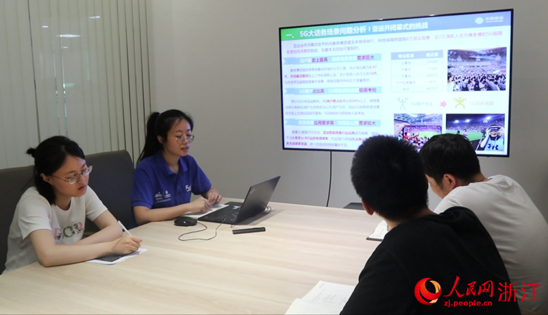 林芳如和团队成员讨论方案。人民网记者 张帆摄