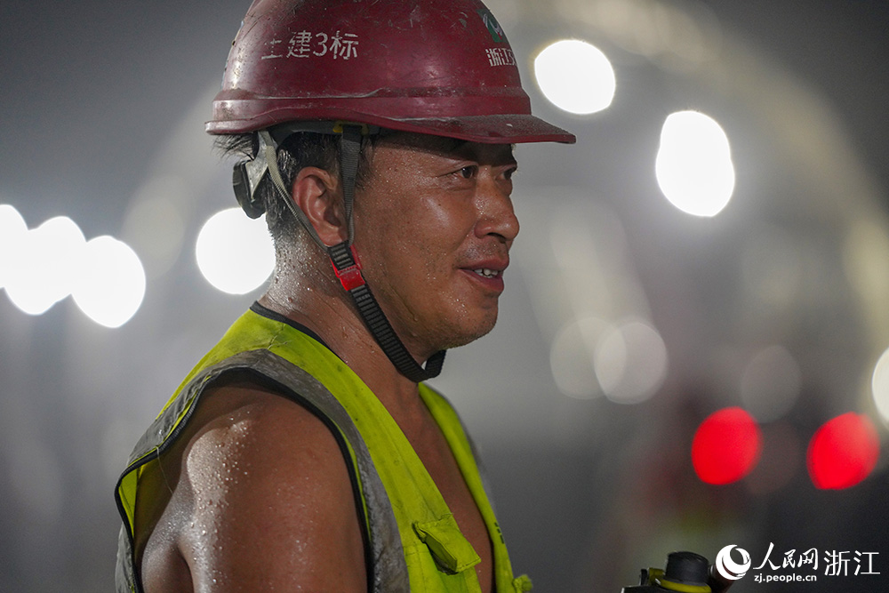 7月14日，浙江省温州市瑞苍高速公路项目施工现场，工人喝水小憩。人民网 章勇涛摄