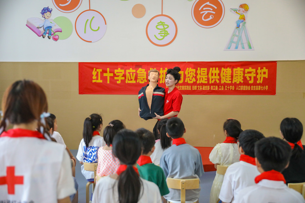 近日，湖州市安吉县递铺街道开展了防溺水与应急救助教育活动。陆晓萍摄