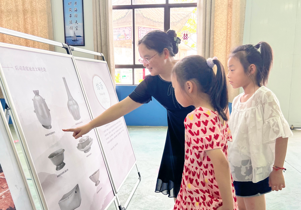 孩子们通过展陈了解越窑青瓷的历史。观海卫镇供图