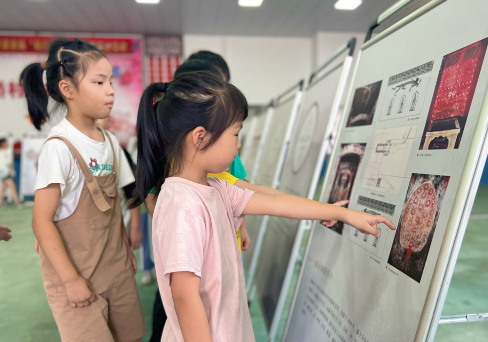 孩子们通过展陈了解越窑青瓷的历史。观海卫镇供图