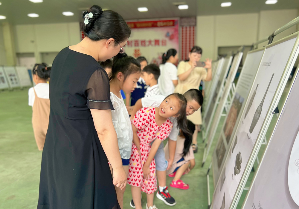 孩子们通过展陈了解越窑青瓷的历史。观海卫镇供图