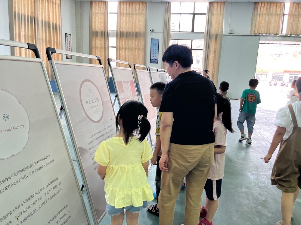 孩子们通过展陈了解越窑青瓷的历史。观海卫镇供图