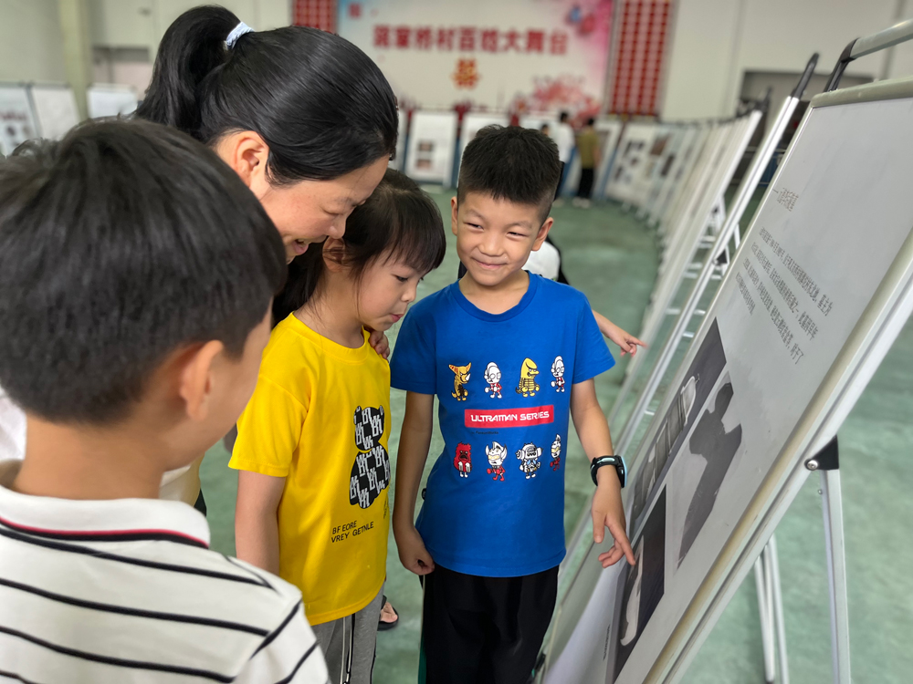 孩子们通过展陈了解越窑青瓷的历史。观海卫镇供图
