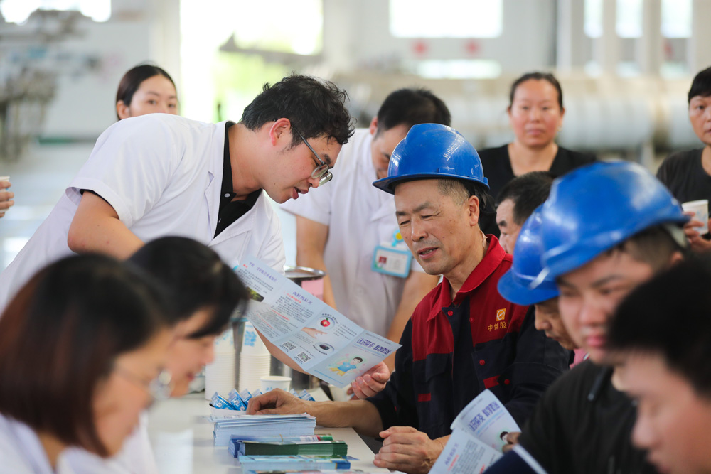 7月28日，湖州钟管开展“守护肝脏健康 科学预防肝炎”义诊主题活动。王正摄