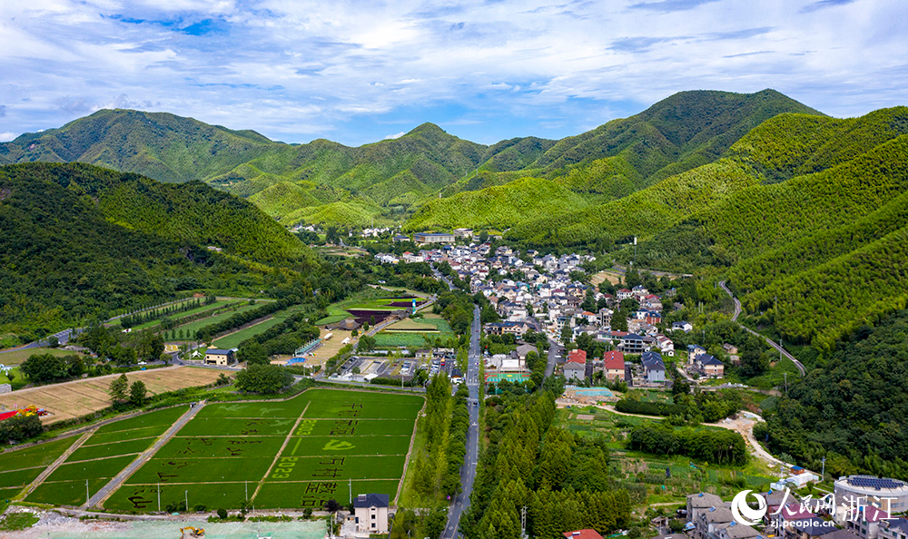 空中俯瞰安吉县天荒坪镇余村，群山苍翠，竹海绵绵，一座座农家住宅错落有致。人民网 章勇涛摄