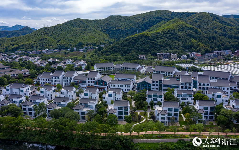 俯瞰大余村青年人才社區“青來集”，干淨整潔的道路、整齊劃一的房屋，構成一幅美麗的鄉村畫卷。人民網 章勇濤攝