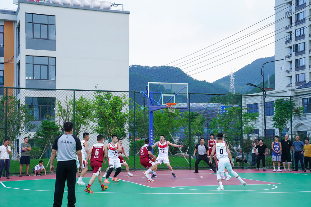 8月5日，麗水市縉雲縣東渡鎮第十二屆“九州園林杯”籃球賽在東渡小學籃球場拉開了帷幕。洪雲珂攝