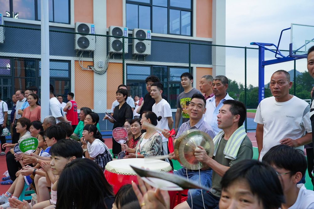 8月5日，麗水市縉雲縣東渡鎮第十二屆“九州園林杯”籃球賽在東渡小學籃球場拉開了帷幕。洪雲珂攝