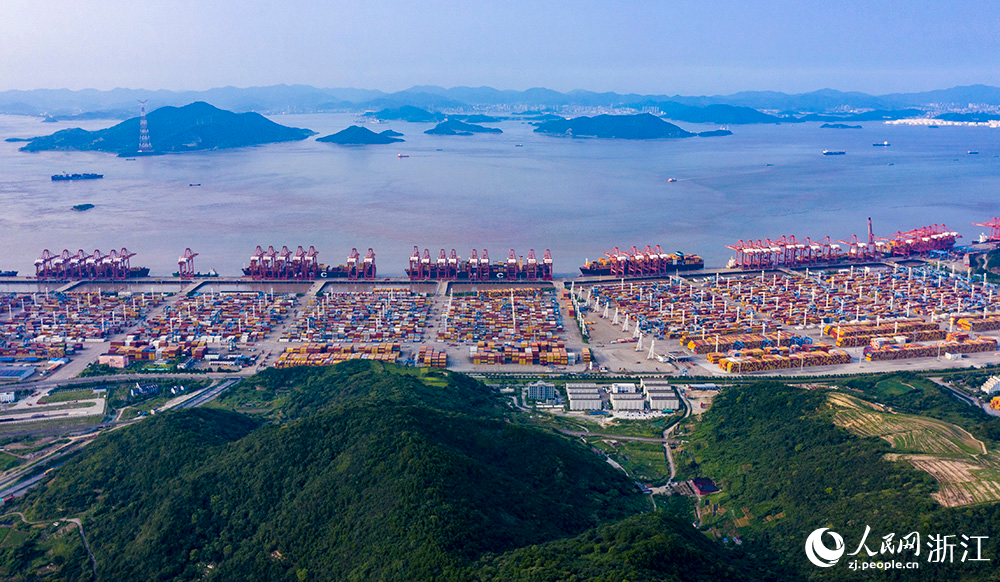 空中俯瞰宁波舟山港穿山港区集装箱码头，一派繁忙的作业景象。人民网 章勇涛摄