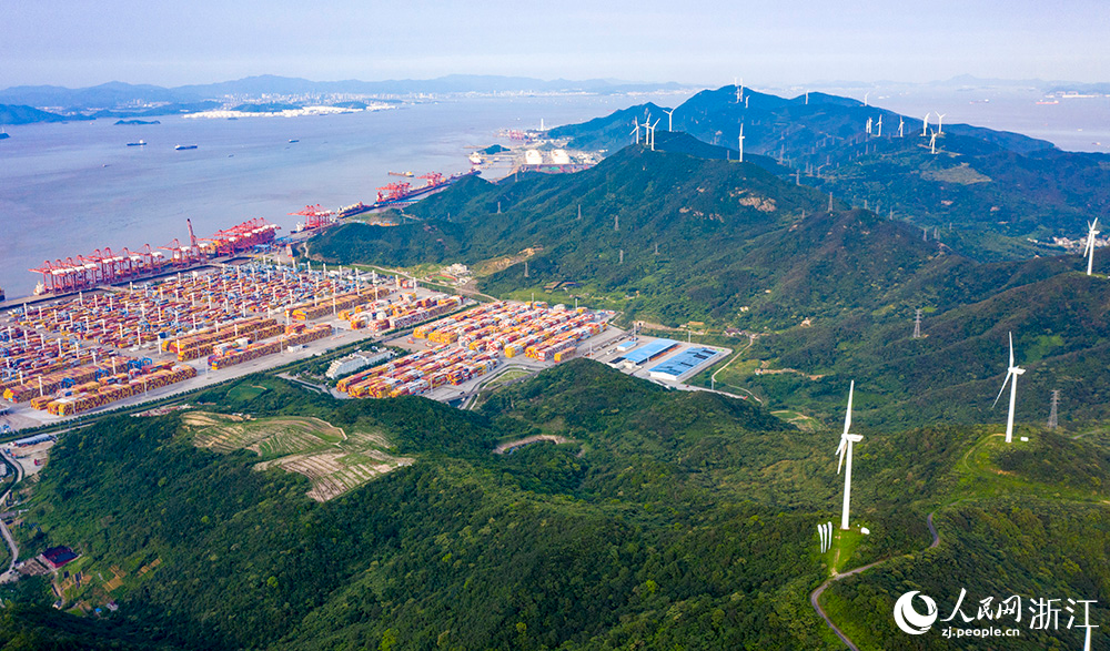 空中俯瞰寧波舟山港穿山港區集裝箱碼頭，一派繁忙的作業景象。人民網 章勇濤攝