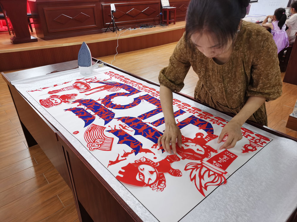 8月10日，“巧手承非遗，剪纸迎亚运”活动在宁波慈溪观海卫镇卫东村文化礼堂举行。观海卫镇供图