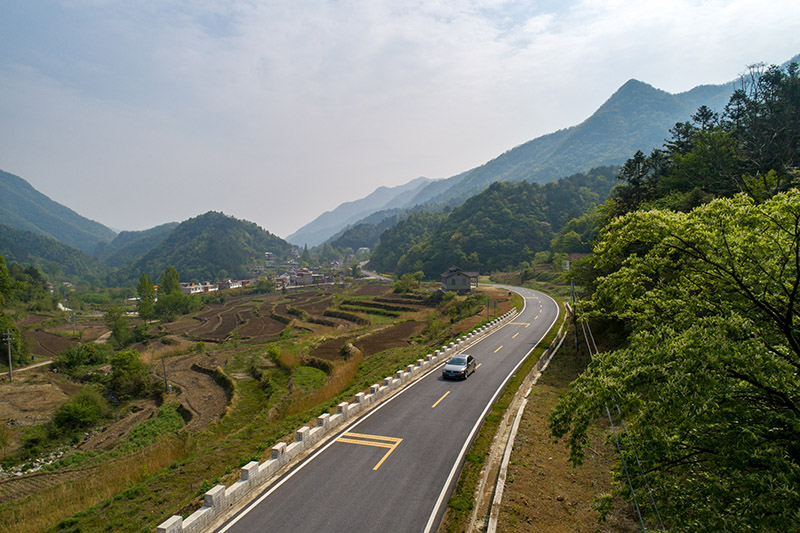 南汤路将金寨县多个红色旅游景点串联。金寨县交通运输局供图