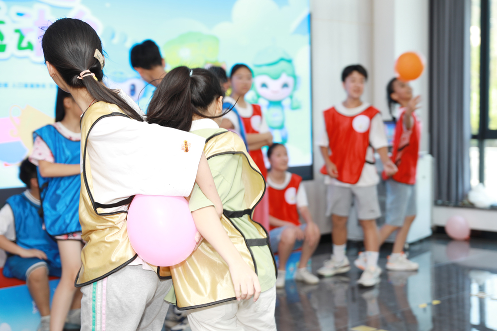 青少年们参与趣味运动比赛。蔡婷婷摄