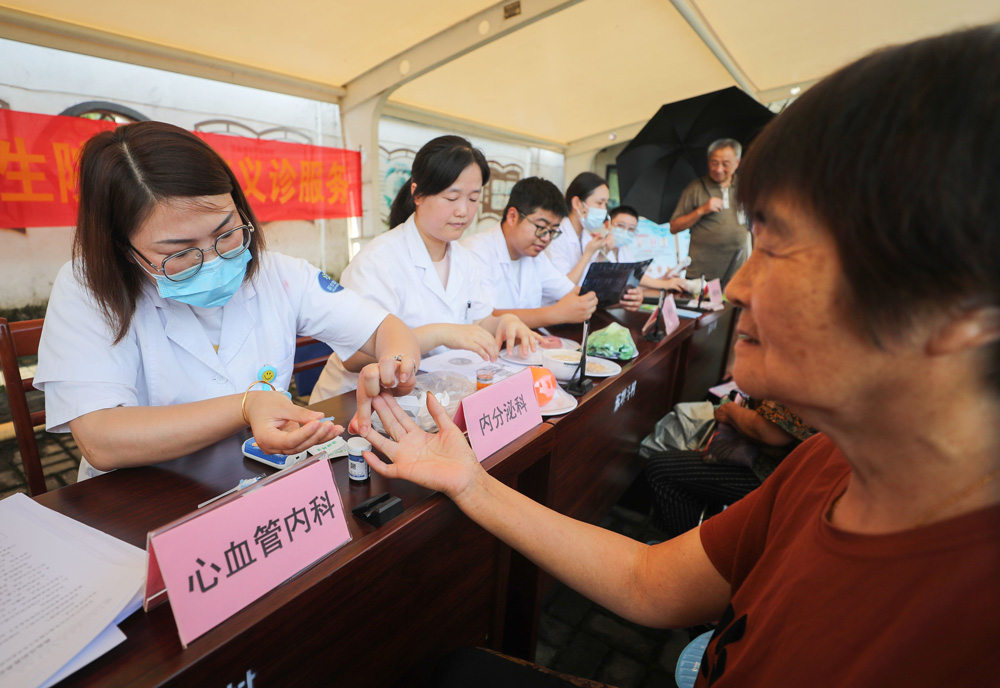 8月18日，湖州市德清县钟管镇开展下乡义诊活动。王正摄