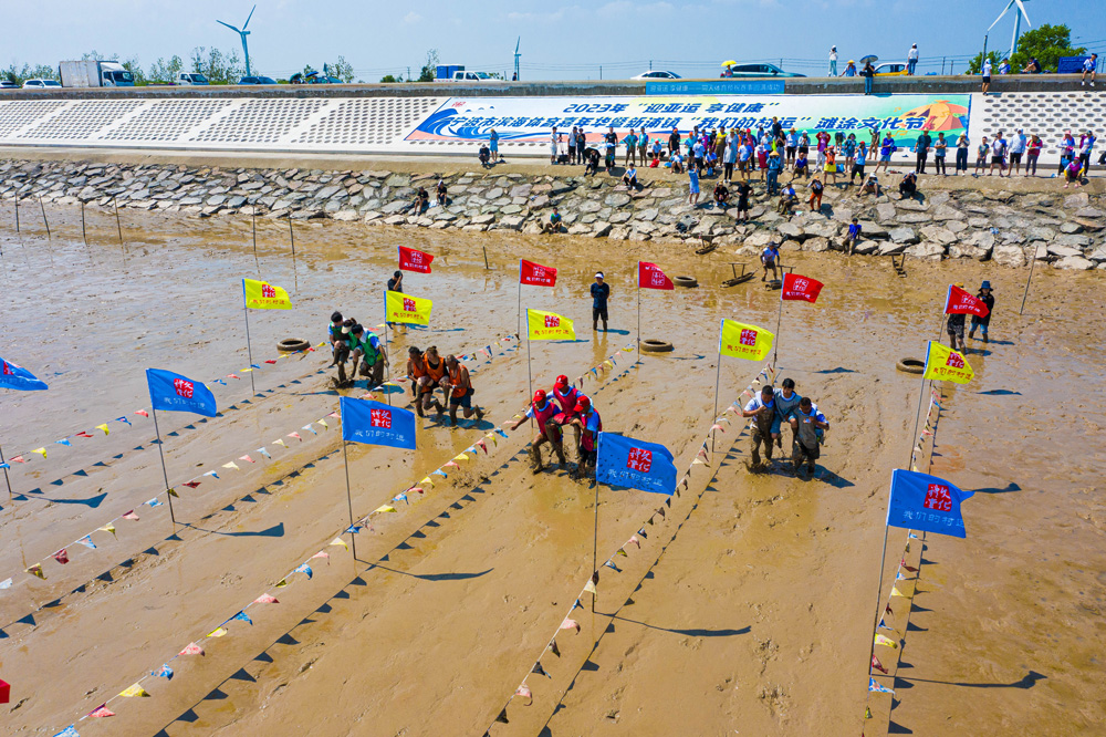8月18日，浙江慈溪市新浦镇“我们的村运”滩涂运动会在新浦海涂上举行。成文波摄