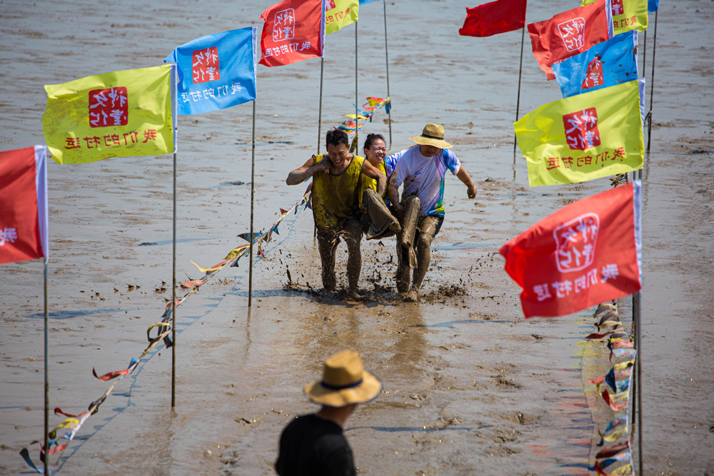8月18日，浙江慈溪市新浦镇“我们的村运”滩涂运动会在新浦海涂上举行。成文波摄