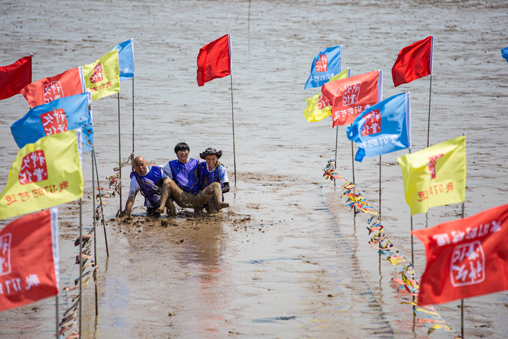 8月18日，浙江慈溪市新浦鎮“我們的村運”灘涂運動會在新浦海涂上舉行。成文波攝