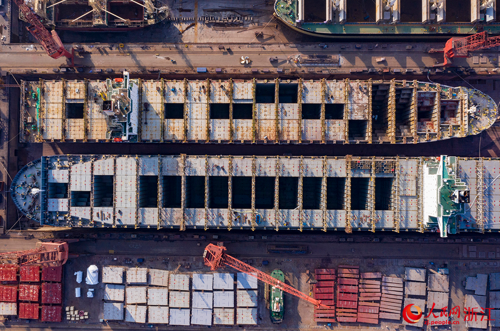 近日，在舟山一船舶修造有限公司，除鏽、焊接、安裝等工位同步展開，工人們開足馬力趕制船舶訂單。人民網 章勇濤攝