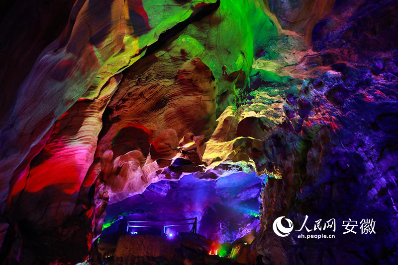 色彩斑斕的韭山洞景區。人民網記者 陶濤攝