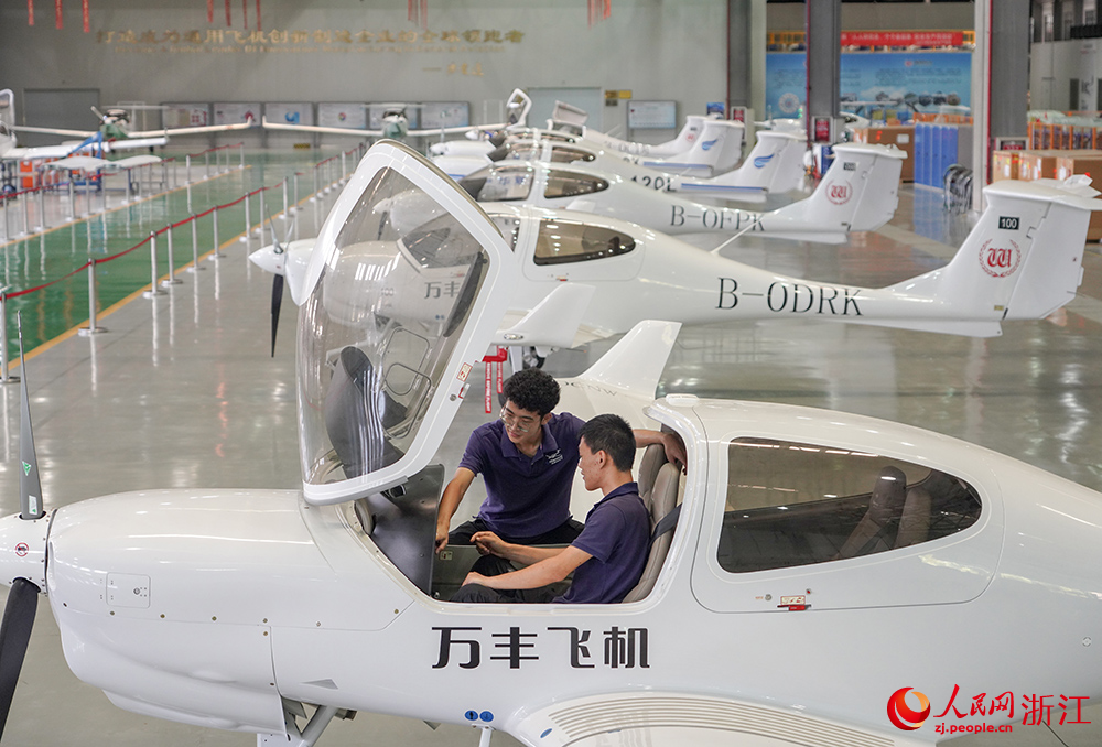 8月24日，技術人員對飛機進行安裝調試。人民網 章勇濤攝