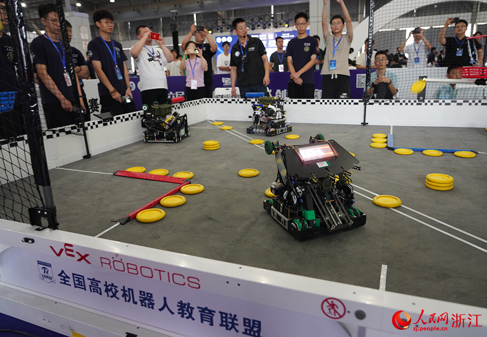 8月25日，参赛选手在进行VEX U智能机器人对抗赛。人民网 章勇涛摄