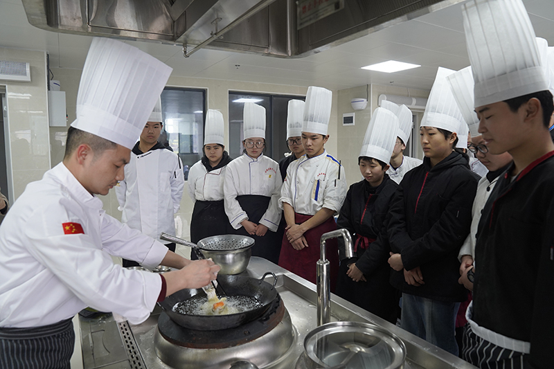 安徽徽厨技师学院开设的实操课堂。绩溪县委宣传部供图