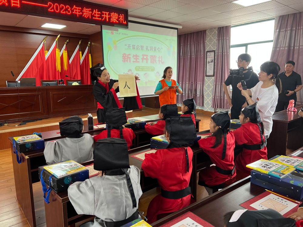近日，“開蒙啟智 禮潤童心”——新生開蒙禮活動在寧波慈溪市觀海衛鎮衛東村文化禮堂舉行。觀海衛鎮供圖