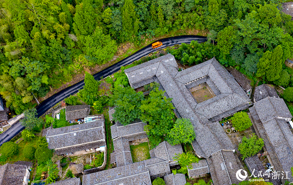 一辆行驶在乡村公路上的“微公交”,畅通农村“毛细血管”。人民网 章勇涛摄