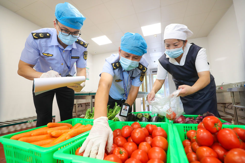 9月5日，湖州钟管组织专业人员对辖区内的学校食堂进行监督检查。王正摄