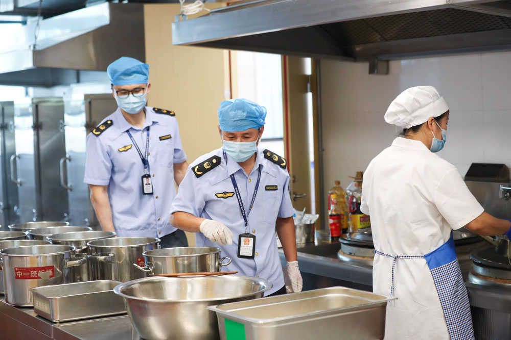 9月5日，湖州钟管组织专业人员对辖区内的学校食堂进行监督检查。王正摄