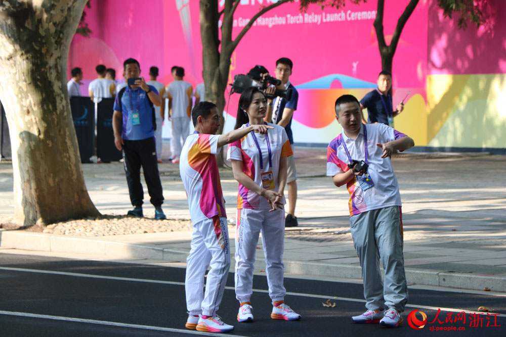 女子蛙泳世界冠军、奥运冠军罗雪娟（左2）正在为火炬传递第一棒做准备。人民网记者 郭扬摄