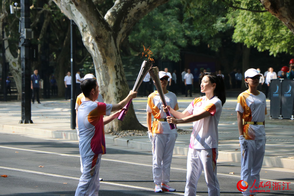 杭州亚运会火炬传递现场。人民网记者 郭扬摄