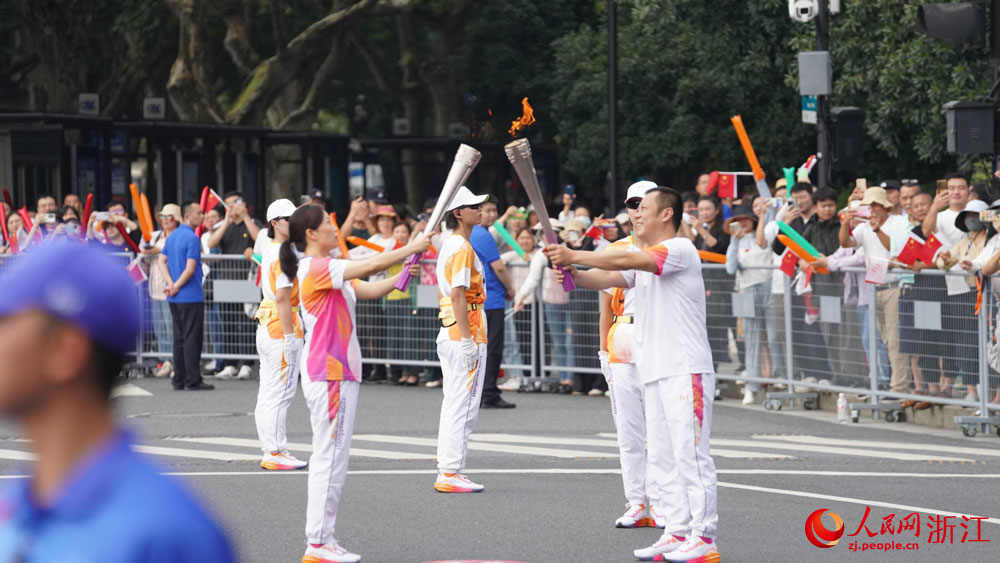 杭州亚运会火炬传递现场。人民网记者 艾宇韬摄