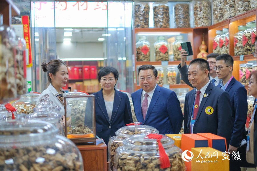 亳州市领导和与会嘉宾参观中药材交易市场。人民网记者 王晓飞摄