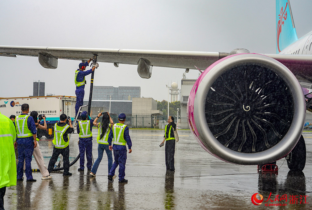 9月13日，在杭州蕭山國際機場停機坪，工作人員對航班進行生物航煤加注。人民網 章勇濤攝