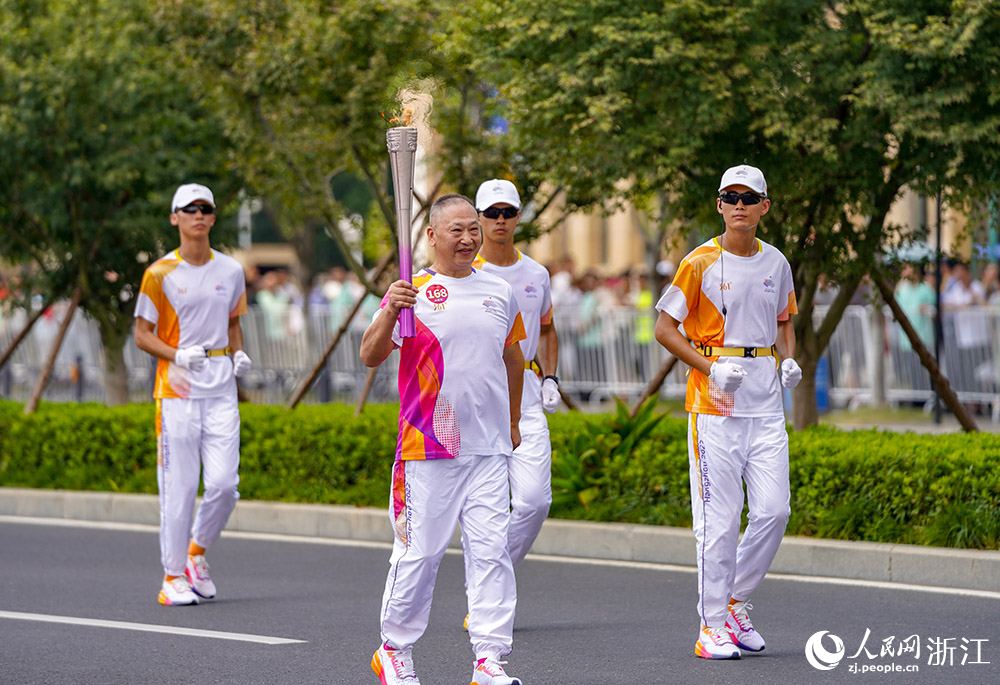 9月14日，第168棒火炬手李植正在传递火炬。人民网 章勇涛摄