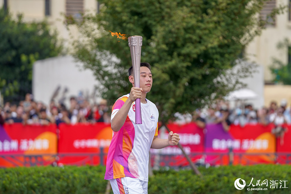 9月14日，第170棒台州市回浦中學男籃隊員吳一銳正在傳遞火炬。人民網 章勇濤攝