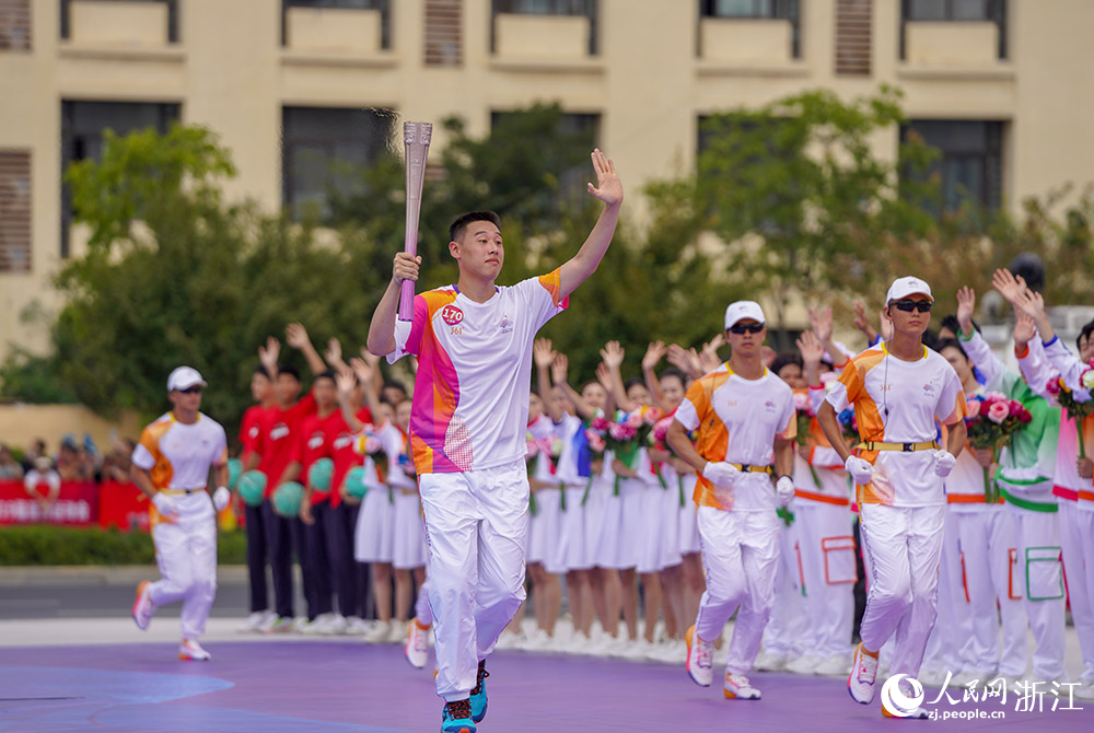 9月14日，第170棒台州市回浦中学男篮队员吴一锐跑向收火点。人民网 章勇涛摄