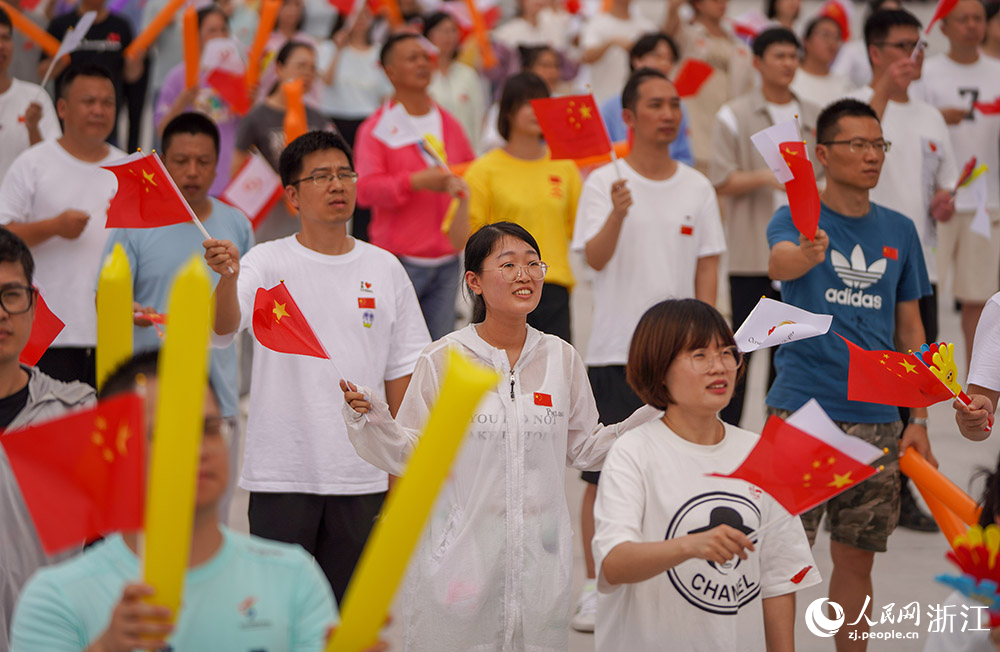 9月14日，在台州市椒江區，彩旗飄飄、人潮涌動，處處洋溢著歡快喜樂的氣氛。人民網 章勇濤攝