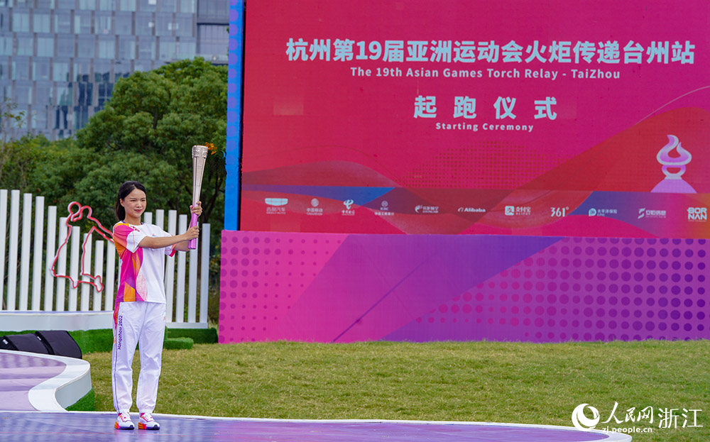9月14日，在台州市椒江區，第一棒火炬手魏夢喜展示火炬。人民網 章勇濤攝