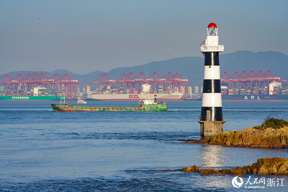 宁波航标处响水礁灯桩改善了宁波舟山港往来船只的通航环境，并提供航标助导航服务。人民网 章勇涛摄
