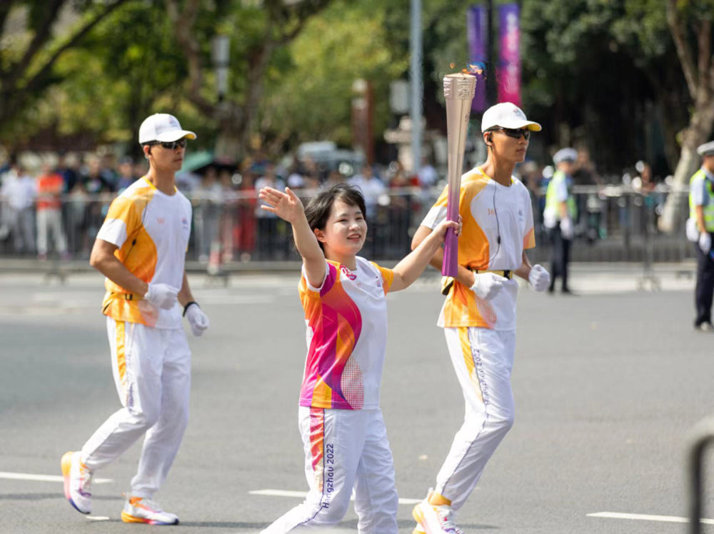 杭州亞運火炬傳遞溫州站第38棒火炬手金玉瓊。中國農業銀行溫州分行供圖