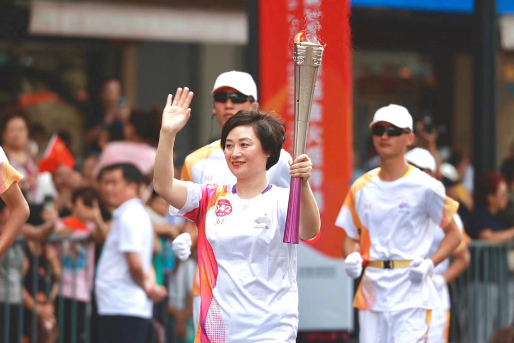 杭州亞運火炬傳遞溫州站第42棒火炬手柯茜茜。中國農業銀行溫州分行供圖