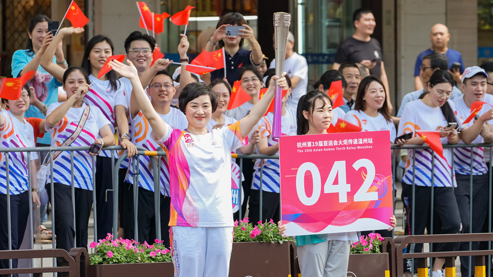 杭州亞運火炬傳遞溫州站第42棒火炬手柯茜茜。中國農業銀行溫州分行供圖