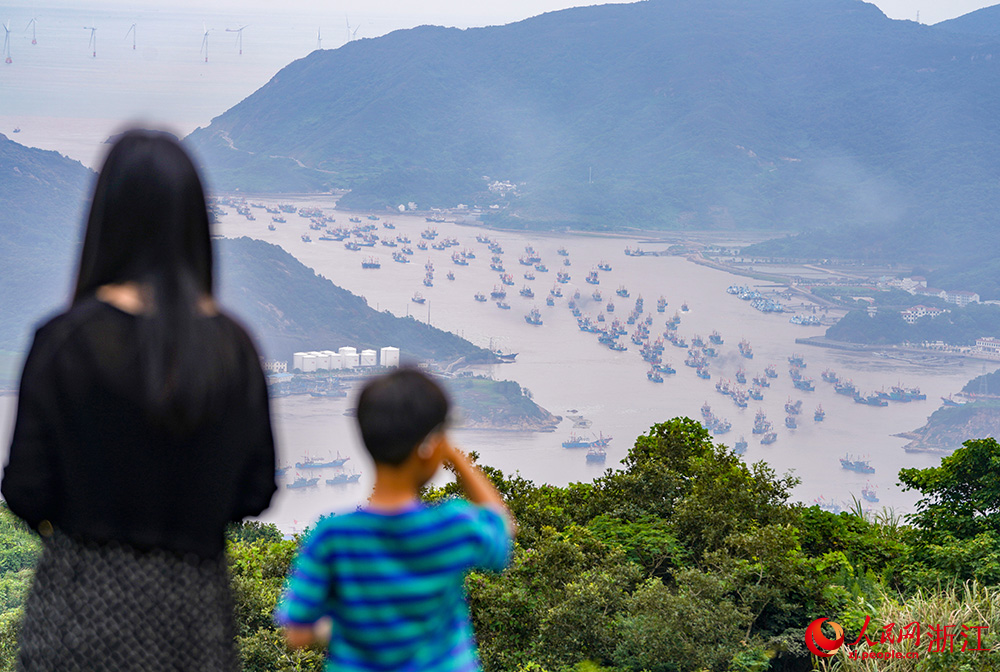 9月16日，在浙江省寧波市象山縣，市民觀看漁船駛出石浦漁港。人民網 章勇濤 攝