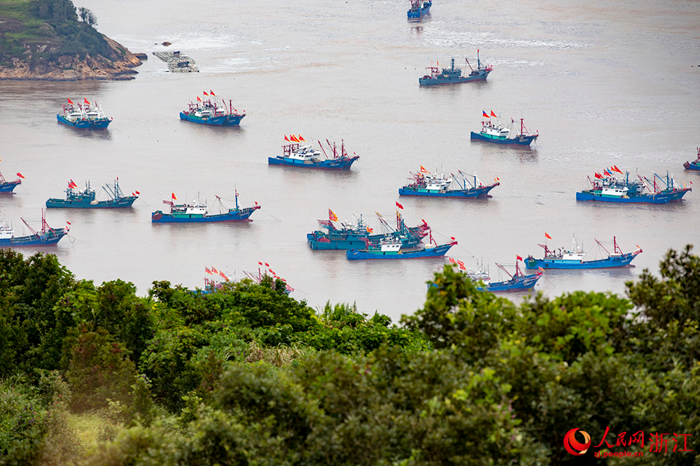 9月16日，在浙江省宁波市象山县，渔船驶出石浦渔港。人民网 章勇涛摄