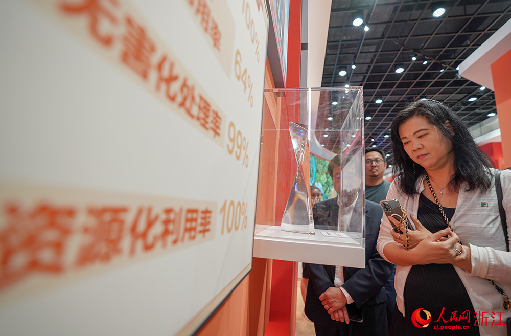 9月18日，在浙江展覽館，香港傳媒界在觀看“大道之行——‘八八戰略’實施20周年大型主題展覽”。人民網 章勇濤攝