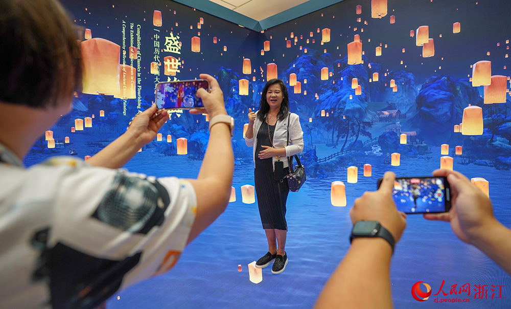 9月18日，在浙江展覽館，香港傳媒界在觀看“大道之行——‘八八戰略’實施20周年大型主題展覽”。人民網 章勇濤攝